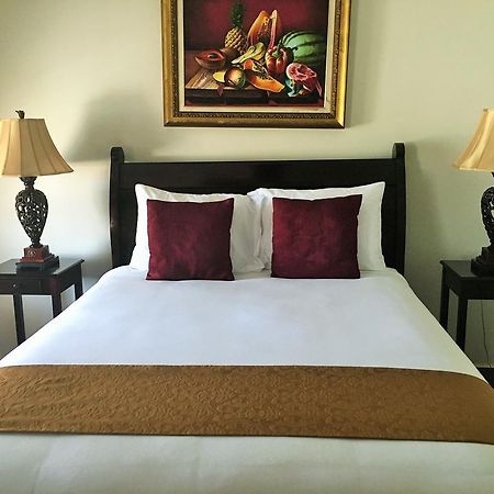 Ocean West Boutique Hotel Нассау Экстерьер фото