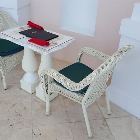 Ocean West Boutique Hotel Нассау Экстерьер фото