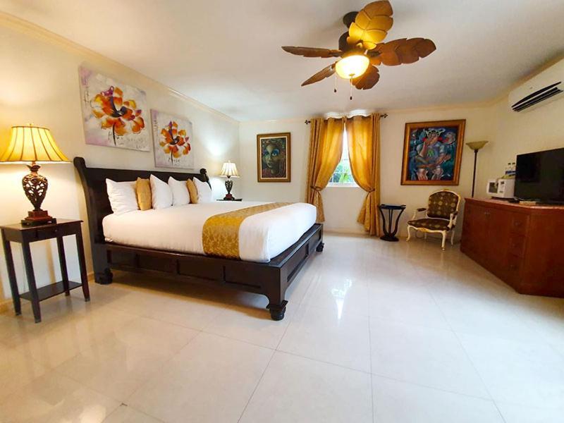 Ocean West Boutique Hotel Нассау Экстерьер фото
