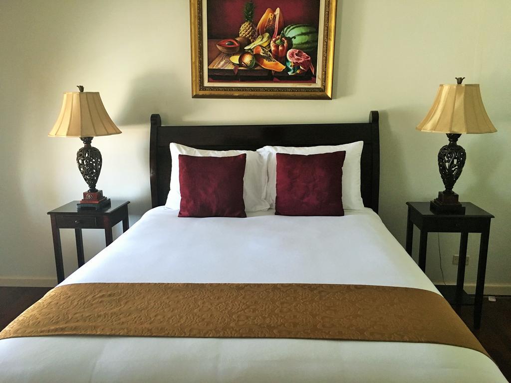 Ocean West Boutique Hotel Нассау Экстерьер фото