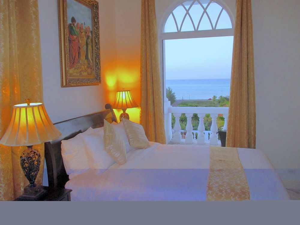 Ocean West Boutique Hotel Нассау Экстерьер фото