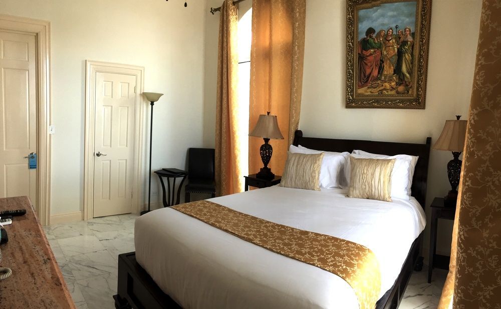 Ocean West Boutique Hotel Нассау Экстерьер фото